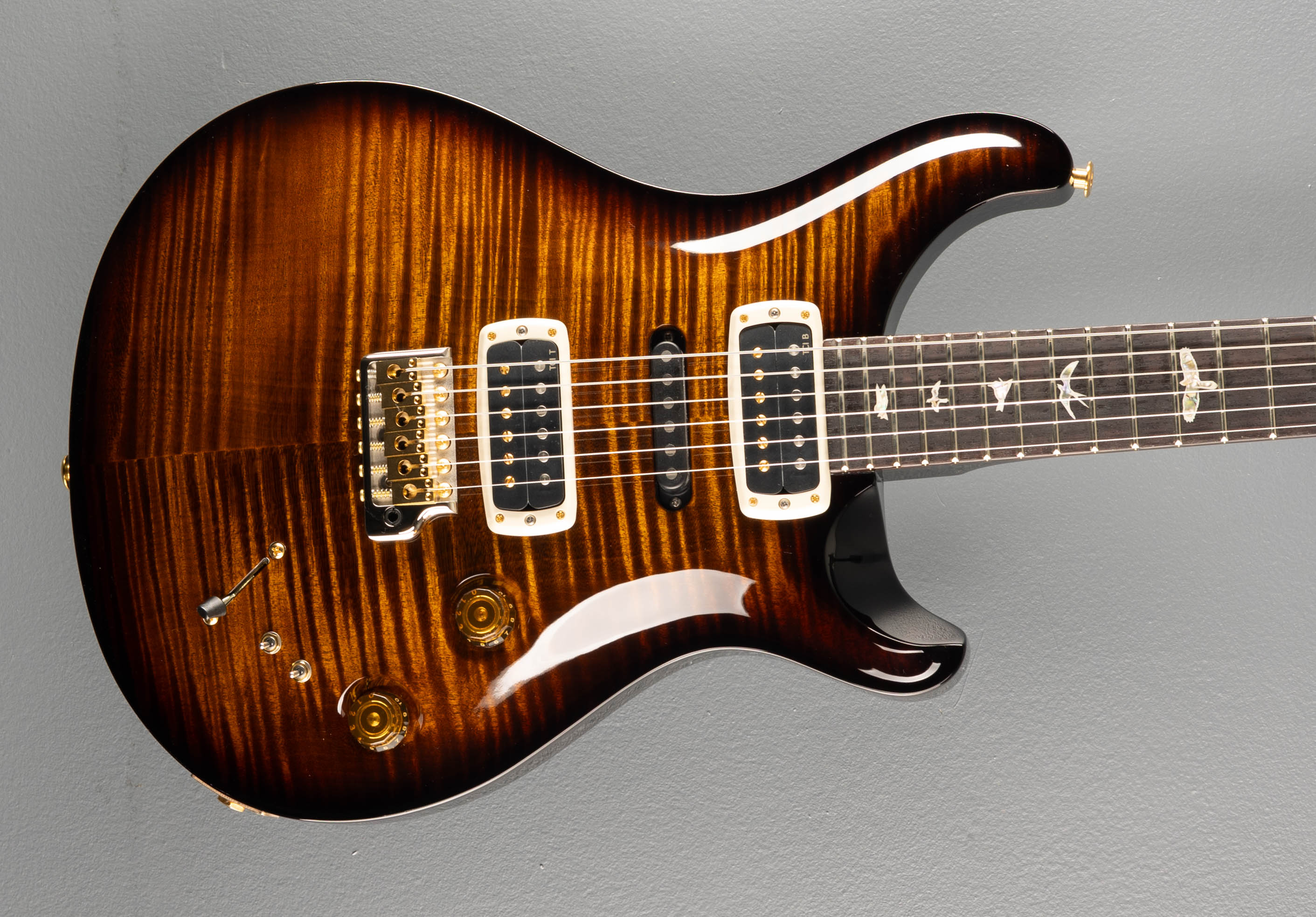 Modern Eagle V 10 Top - Black Gold Wraparound Burst