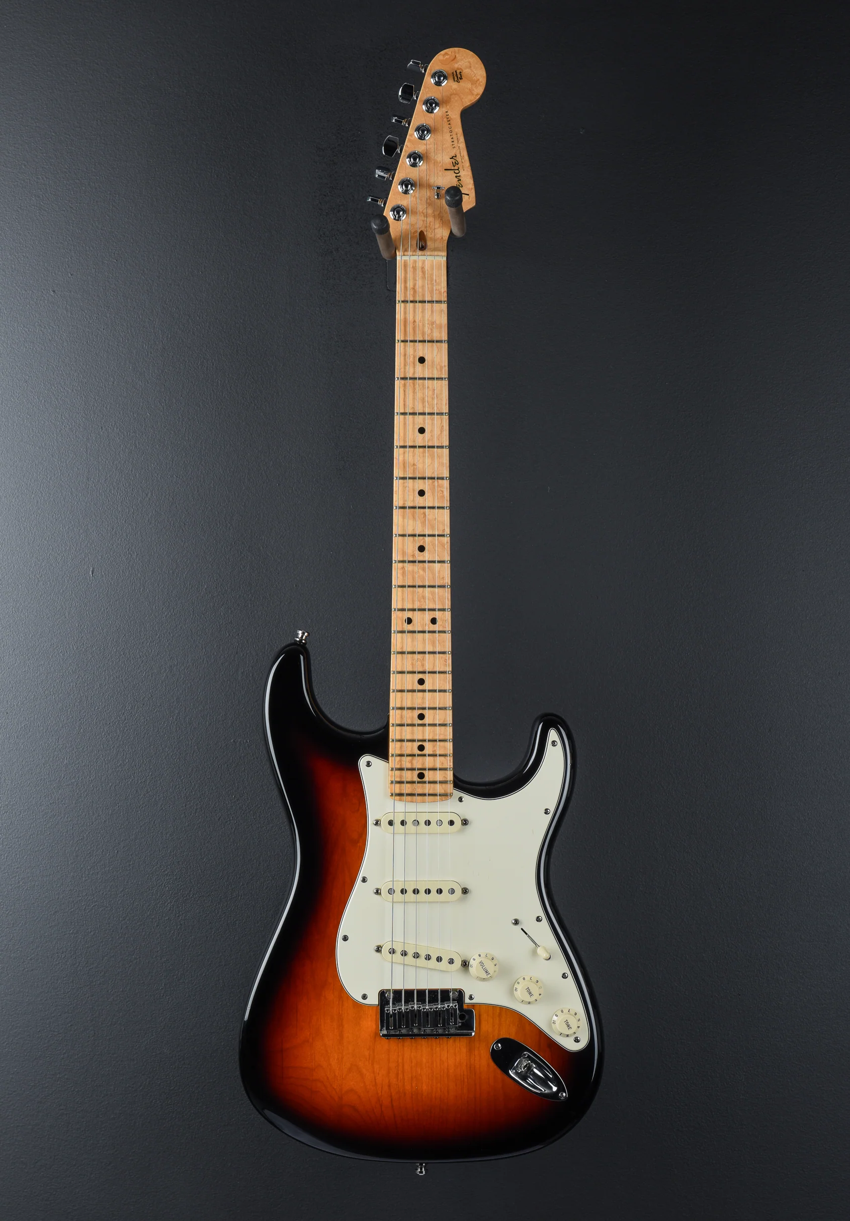 USED Custom Classic Stratocaster "V" Neck - 3-Color Sunburst '08 - Image 3
